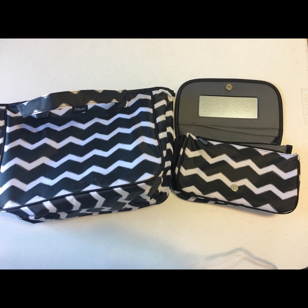 Thirty-one travel bag w/cosmetic BLK & WHT chevron